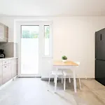 Tolstov - Monteurwohnungen Mit 3 Zimmern , Balkon Und Parkplatz 아파트 뒤스부르크