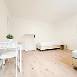 Tolstov - Monteurwohnungen Mit 3 Zimmern , Balkon Und Parkplatz 아파트