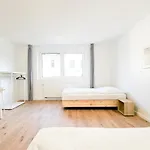 Tolstov - Monteurwohnungen Mit 3 Zimmern , Balkon Und Parkplatz 아파트 뒤스부르크