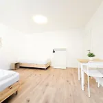 아파트 Tolstov - Monteurwohnungen Mit 3 Zimmern , Balkon Und Parkplatz