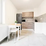 아파트 Tolstov - Monteurwohnungen Mit 3 Zimmern , Balkon Und Parkplatz *
