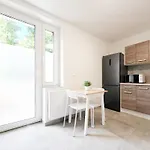 Tolstov - Monteurwohnungen Mit 3 Zimmern , Balkon Und Parkplatz * 뒤스부르크