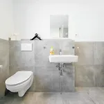 Tolstov - Monteurwohnungen Mit 3 Zimmern , Balkon Und Parkplatz