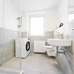 Tolstov - Monteurwohnungen Mit 3 Zimmern , Balkon Und Parkplatz 아파트 뒤스부르크