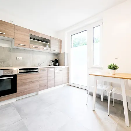 Tolstov - Monteurwohnungen Mit 3 Zimmern , Balkon Und Parkplatz *