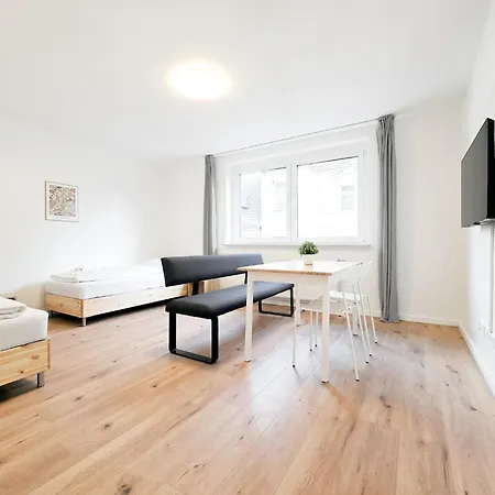 Tolstov - Monteurwohnungen Mit 3 Zimmern , Balkon Und Parkplatz Duisburg