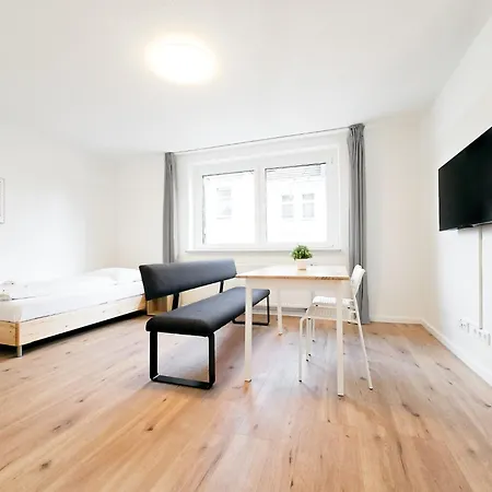 Tolstov - Monteurwohnungen Mit 3 Zimmern , Balkon Und Parkplatz * Duisburg