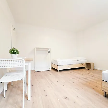 Tolstov - Monteurwohnungen Mit 3 Zimmern , Balkon Und Parkplatz Lägenhet