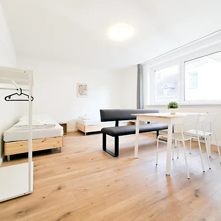 Tolstov - Monteurwohnungen Mit 3 Zimmern , Balkon Und Parkplatz Apartment Duisburg