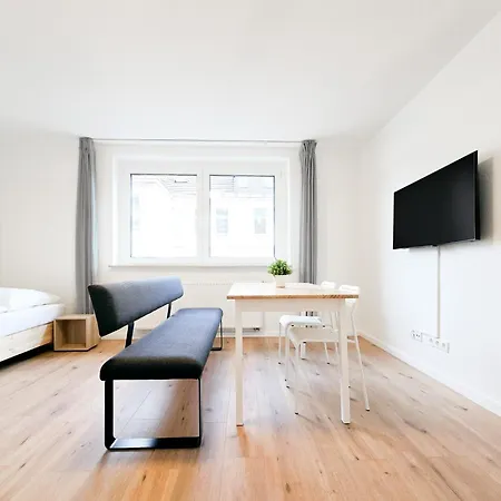 Tolstov - Monteurwohnungen Mit 3 Zimmern , Balkon Und Parkplatz Duisburg