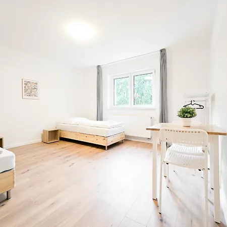 Tolstov - Monteurwohnungen Mit 3 Zimmern , Balkon Und Parkplatz Lägenhet