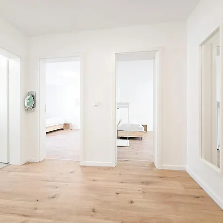 Tolstov - Monteurwohnungen Mit 3 Zimmern , Balkon Und Parkplatz 公寓 *
