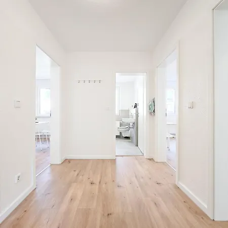 아파트 Tolstov - Monteurwohnungen Mit 3 Zimmern , Balkon Und Parkplatz 뒤스부르크