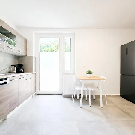 Tolstov - Monteurwohnungen Mit 3 Zimmern , Balkon Und Parkplatz *