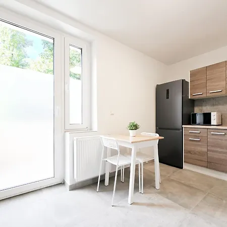 Tolstov - Monteurwohnungen Mit 3 Zimmern , Balkon Und Parkplatz * 뒤스부르크