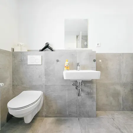 Tolstov - Monteurwohnungen Mit 3 Zimmern , Balkon Und Parkplatz