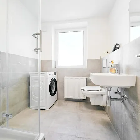 Tolstov - Monteurwohnungen Mit 3 Zimmern , Balkon Und Parkplatz 아파트 뒤스부르크