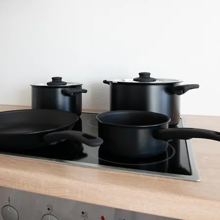 Tolstov - Monteurwohnungen Mit 3 Zimmern , Balkon Und Parkplatz * Duisburg