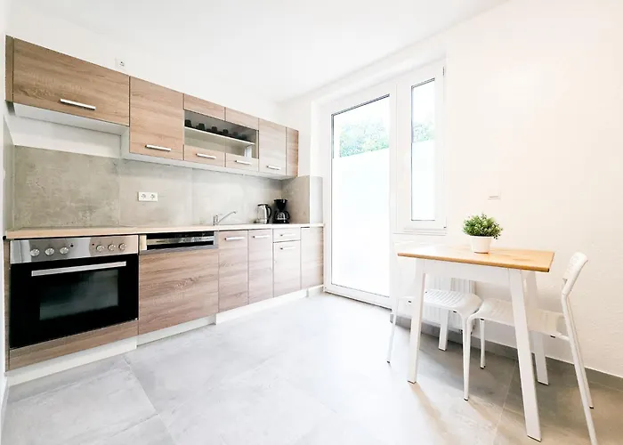 Tolstov - Monteurwohnungen Mit 3 Zimmern , Balkon Und Parkplatz *