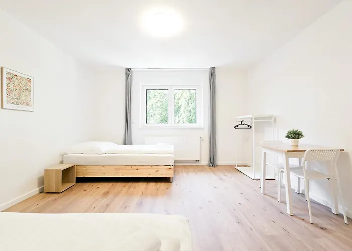 Tolstov - Monteurwohnungen Mit 3 Zimmern , Balkon Und Parkplatz