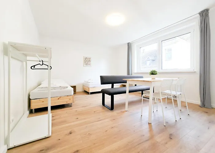 Tolstov - Monteurwohnungen Mit 3 Zimmern , Balkon Und Parkplatz Apartment Duisburg