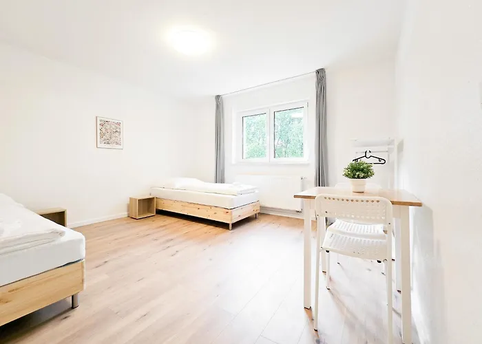 Tolstov - Monteurwohnungen Mit 3 Zimmern , Balkon Und Parkplatz Apartment