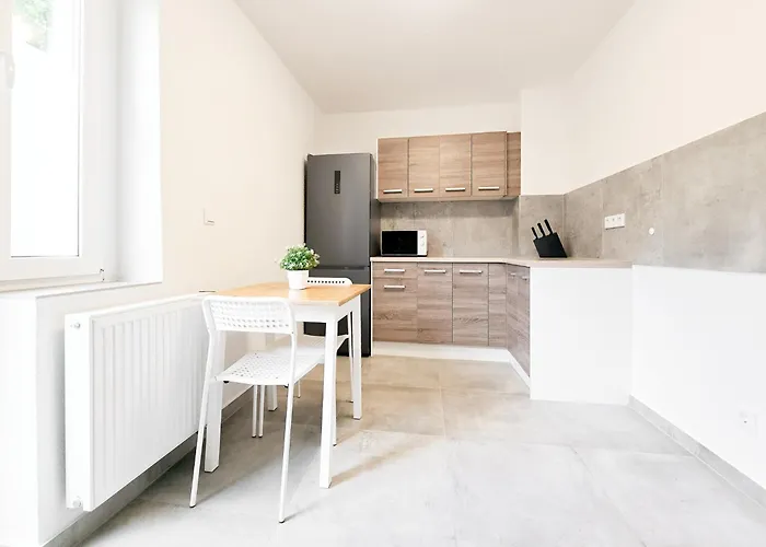 Apartment Tolstov - Monteurwohnungen Mit 3 Zimmern , Balkon Und Parkplatz *