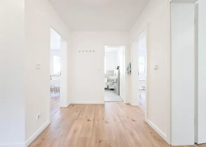 Apartment Tolstov - Monteurwohnungen Mit 3 Zimmern , Balkon Und Parkplatz Duisburg