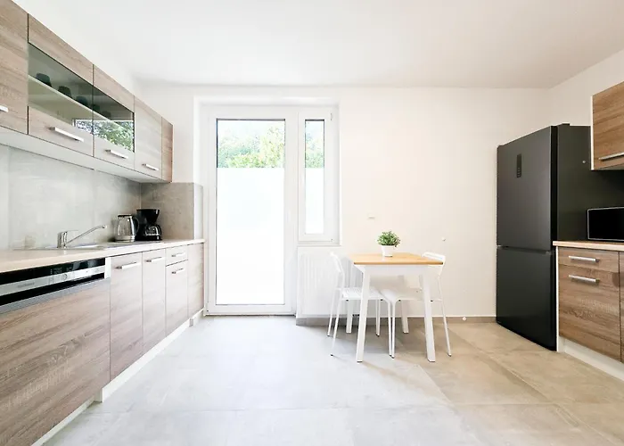 Tolstov - Monteurwohnungen Mit 3 Zimmern , Balkon Und Parkplatz *