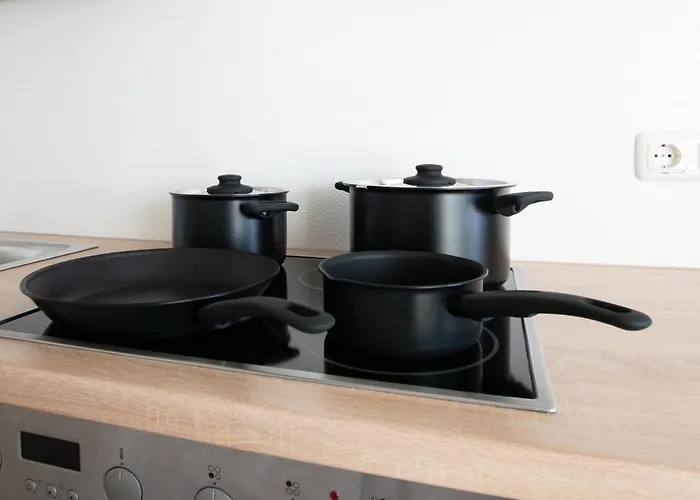 Tolstov - Monteurwohnungen Mit 3 Zimmern , Balkon Und Parkplatz * Duisburg