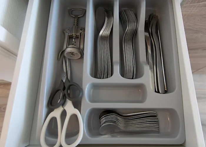 Tolstov - Monteurwohnungen Mit 3 Zimmern , Balkon Und Parkplatz *